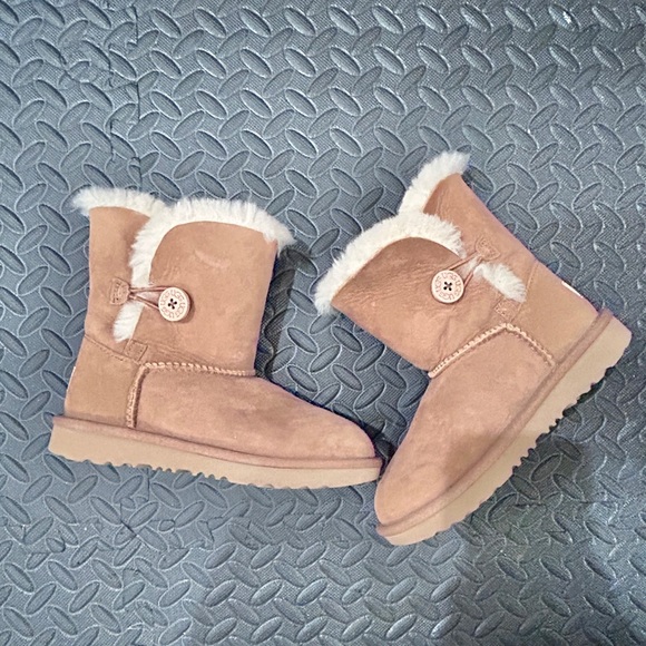 UGG Tan Boots with Shearling Lining - Picture 1 of 6